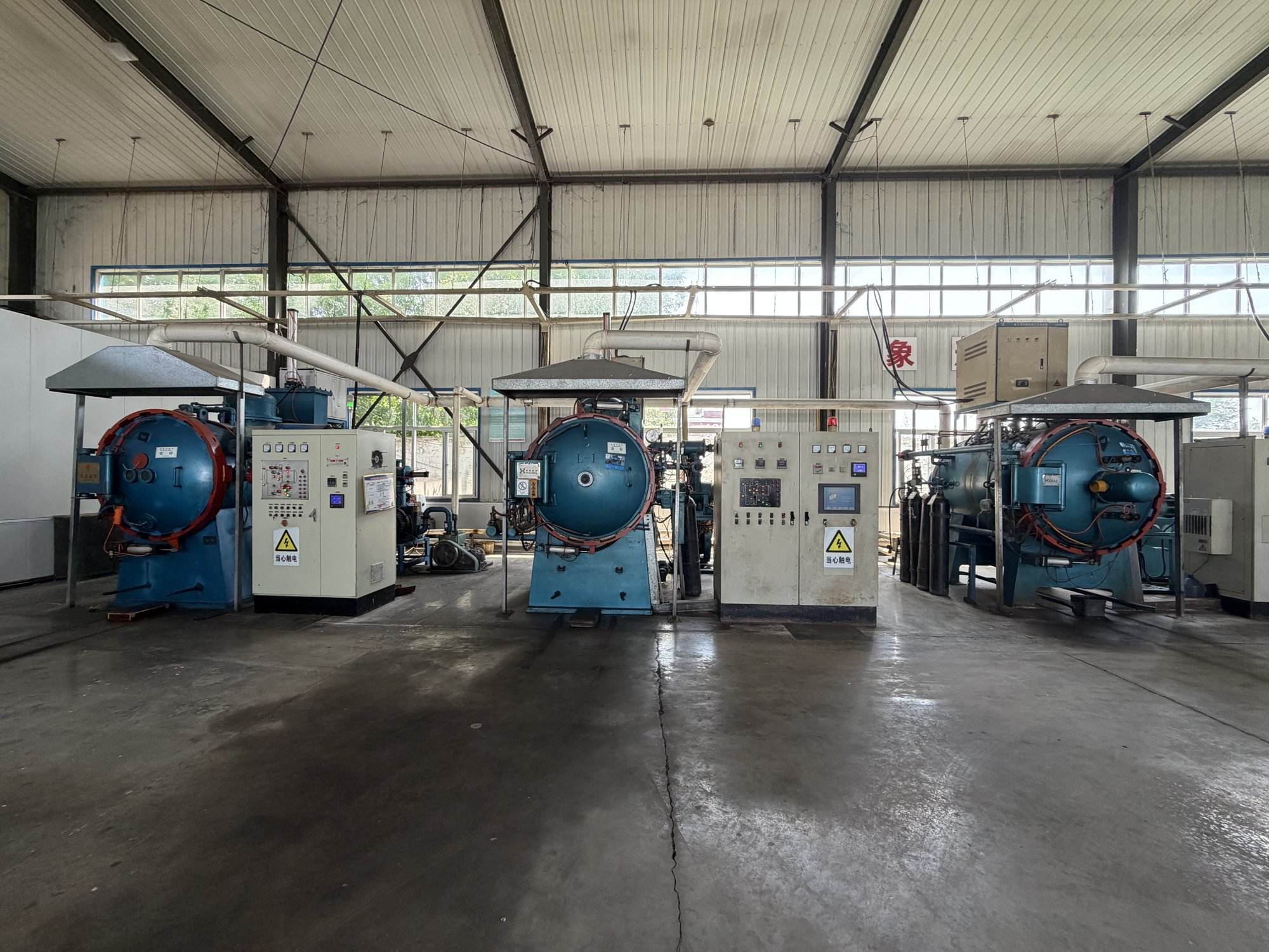 Vacuum heat treatment line