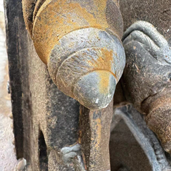 Standard pick after service — uneven heavy wear